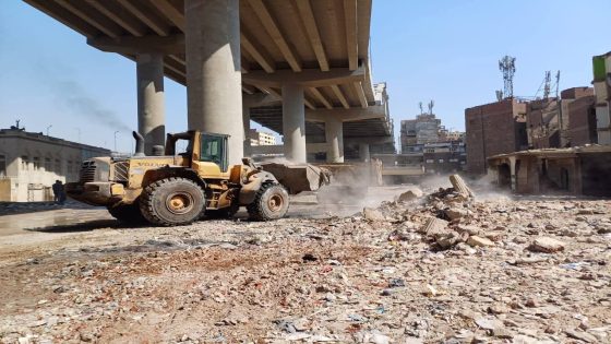 محافظة الجيزة ترفع ٤٠٠ طن مخلفات ورتش أسفل محور الفريق كمال عامر ببولاق الدكرور