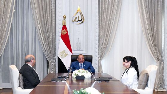 الرئيس عبد الفتاح السيسي، بمدينة العلمين اليوم، مع الدكتور سامح الحفني وزير الطيران المدني والسيدة سهير عبد الله رئيسة شركة مصر للطيران للخدمات الجوية.
