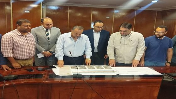 محافظ أسيوط يبحث مقترح تطوير كورنيش النيل ليصبح متنفساً ترفيهياً يليق بأهالي المحافظة وتحويله إلى ممشى “أهل مصر”