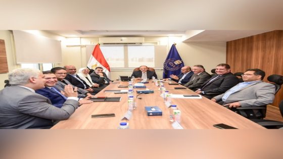 رئيس هيئة الدواء يبحث مع شركتي هيلث فلو وفيكسد مصر آليات تنفيذ مشروع الروشتة الرقمية لدعم الخدمات الصحية