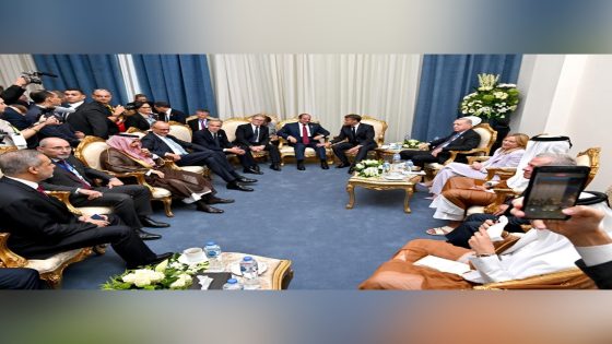 شارك السيد الرئيس عبد الفتاح السيسي، اليوم في اجتماع على هامش قمة شرم الشيخ للسلام، ضم ملك الأردن، ورئيسي فرنسا، وتركيا، وأمير دولة قطر، والمستشار الألماني، ورؤساء وزراء إيطاليا، والمملكة المتحدة، وكندا، ووزير خارجية المملكة العربية السعودية