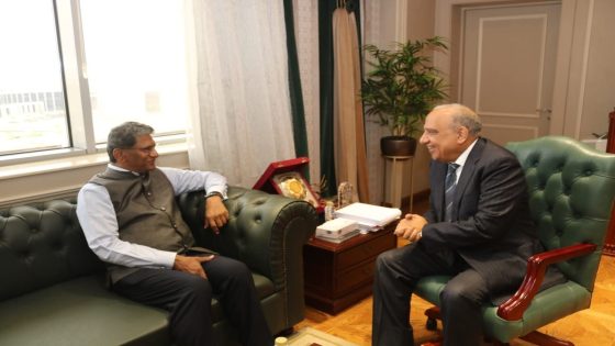 وزير الكهرباء والطاقة المتجددة يستقبل سفير الهند لدى القاهرة لبحث سبل تعزيز التعاون والشراكة وتبادل الخبرات في مجالات الطاقة المتجددة والتدريب والشبكات الذكية والهيدروجين الأخضر