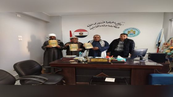 محافظ أسيوط يعلن تسليم عقود تقنين أراضي أملاك دولة لعدد من المواطنين بمركز أبنوب