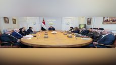 اجتمع السيد الرئيس عبد الفتاح السيسي، اليوم، مع كل من الدكتور مصطفى مدبولي رئيس مجلس الوزراء، والدكتورة رانيا المشاط وزيرة التخطيط والتنمية الاقتصادية والتعاون الدولي، والسيد محمد صلاح الدين وزير الدولة للإنتاج الحربي، والدكتورة منال عوض وزيرة التنمية المحلية، والدكتورة مايا مرسي وزيرة التضامن الاجتماعي، والمهندس شريف الشربيني وزير الإسكان والمرافق والمجتمعات العمرانية، والفريق محمد فريد حجازي مستشار رئيس الجمهورية لمبادرة حياة كريمة، واللواء خالد أحمد عبد الله رئيس هيئة الشئون المالية للقوات المسلحة، واللواء أركان حرب وليد عارف رئيس الهيئة الهندسية للقوات المسلحة، واللواء عبد الرحمن عبد العظيم مدير عام الهيئة العربية للتصنيع.