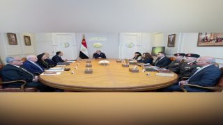 اجتمع السيد الرئيس عبد الفتاح السيسي، اليوم، مع كل من الدكتور مصطفى مدبولي رئيس مجلس الوزراء، والدكتورة رانيا المشاط وزيرة التخطيط والتنمية الاقتصادية والتعاون الدولي، والسيد محمد صلاح الدين وزير الدولة للإنتاج الحربي، والدكتورة منال عوض وزيرة التنمية المحلية، والدكتورة مايا مرسي وزيرة التضامن الاجتماعي، والمهندس شريف الشربيني وزير الإسكان والمرافق والمجتمعات العمرانية، والفريق محمد فريد حجازي مستشار رئيس الجمهورية لمبادرة حياة كريمة، واللواء خالد أحمد عبد الله رئيس هيئة الشئون المالية للقوات المسلحة، واللواء أركان حرب وليد عارف رئيس الهيئة الهندسية للقوات المسلحة، واللواء عبد الرحمن عبد العظيم مدير عام الهيئة العربية للتصنيع.